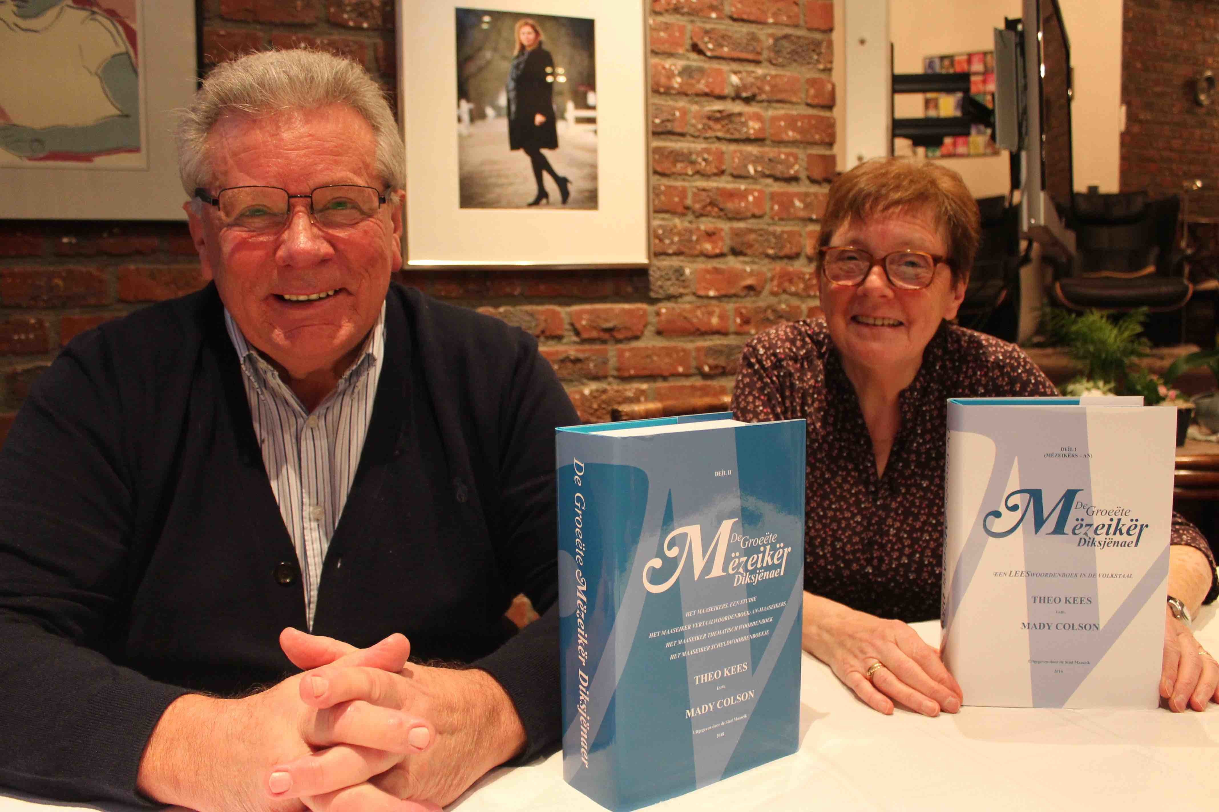 Theo Kees en Mady Olson met hun Maaseiker woordenboek Theo Kees en Mady Olson met hun Maaseiker woordenboek