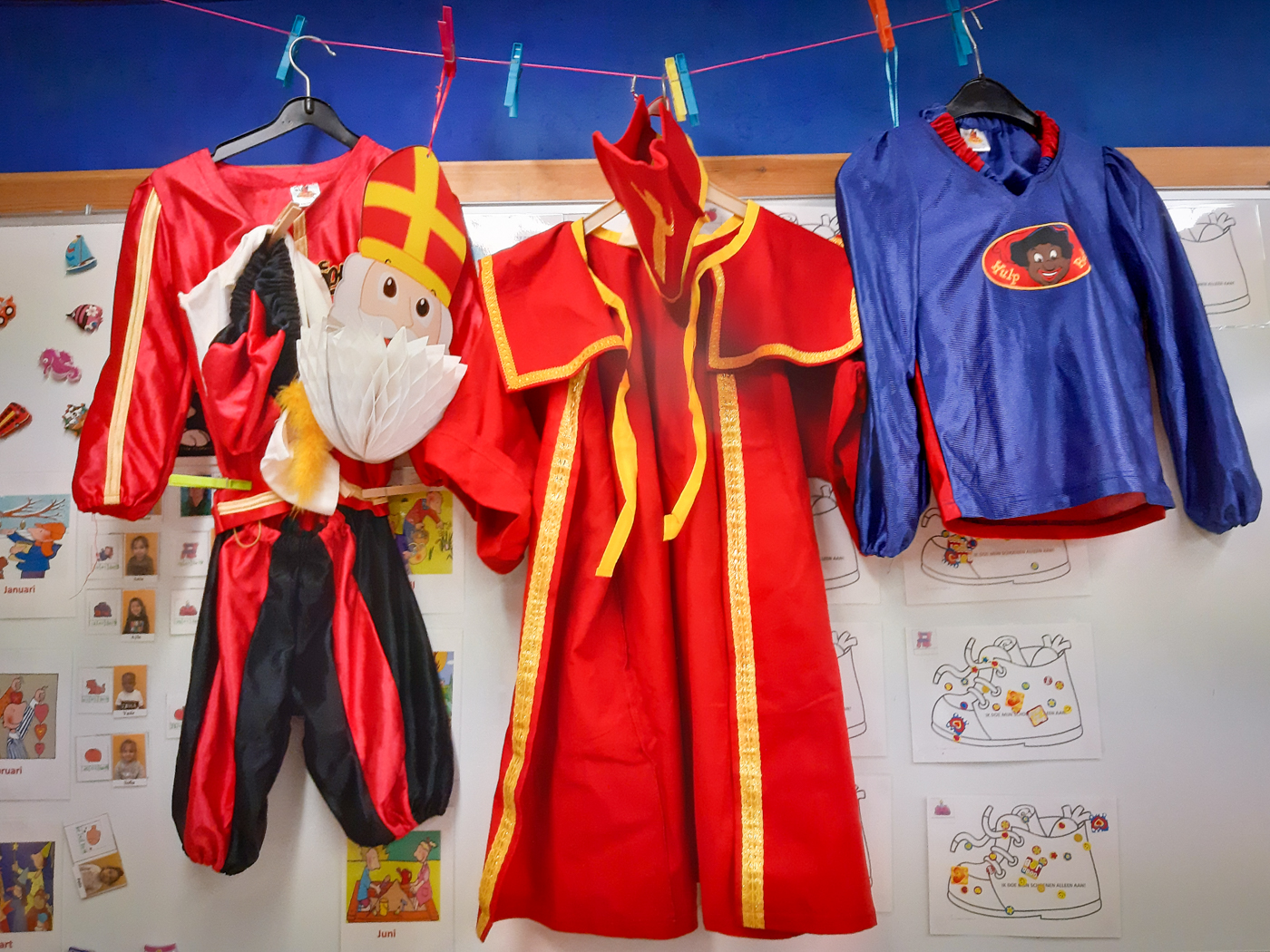 Juf Heidi introduceert Sint en Piet aan haar leerlingen in Stedelijke kleuterschool De Musjes in de Seefhoek (2020) | © Tine Van de Vel