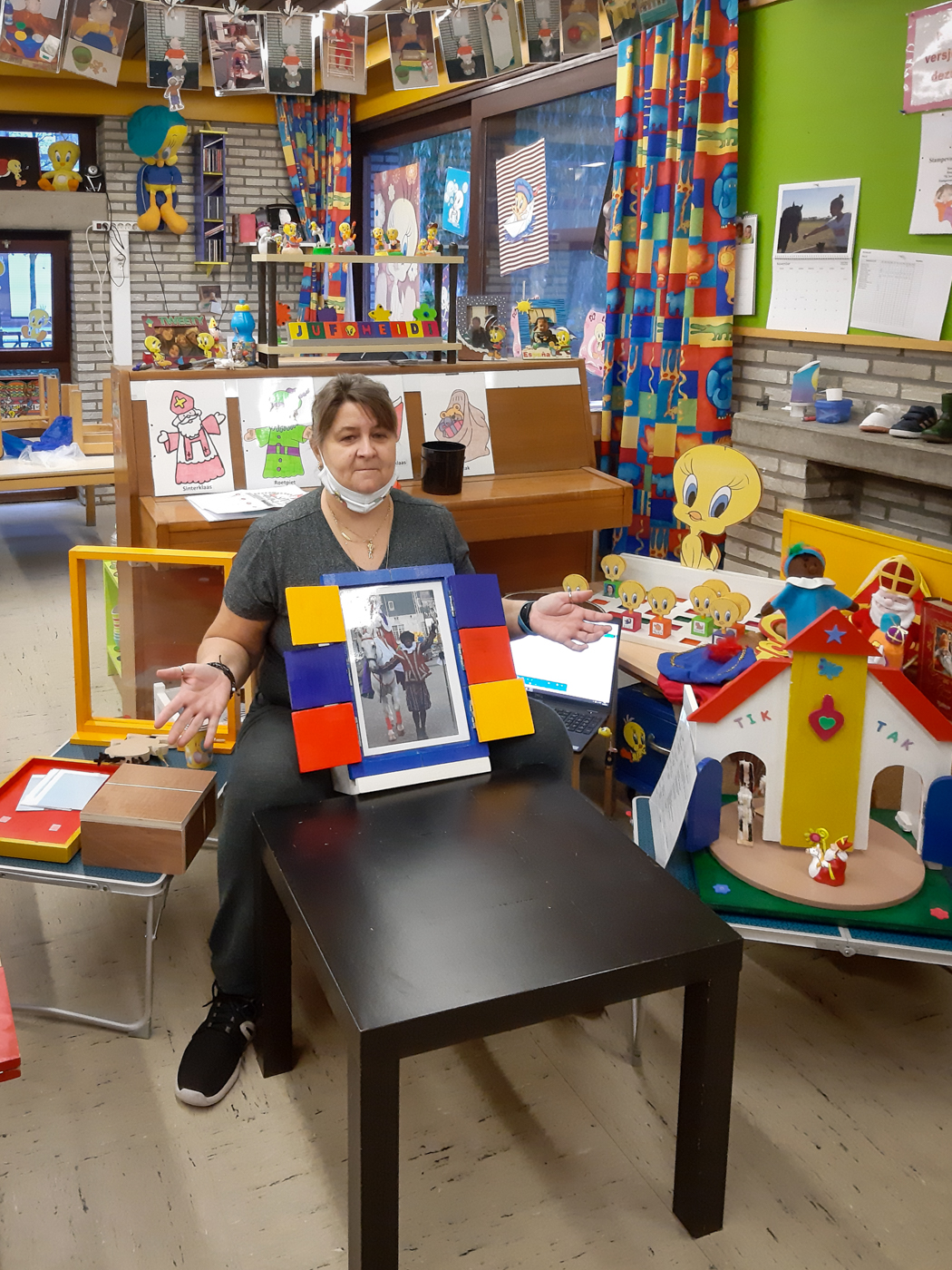 Juf Heidi introduceert Sint en Piet aan haar leerlingen in Stedelijke kleuterschool De Musjes in de Seefhoek (2020) | © Tine Van de Vel