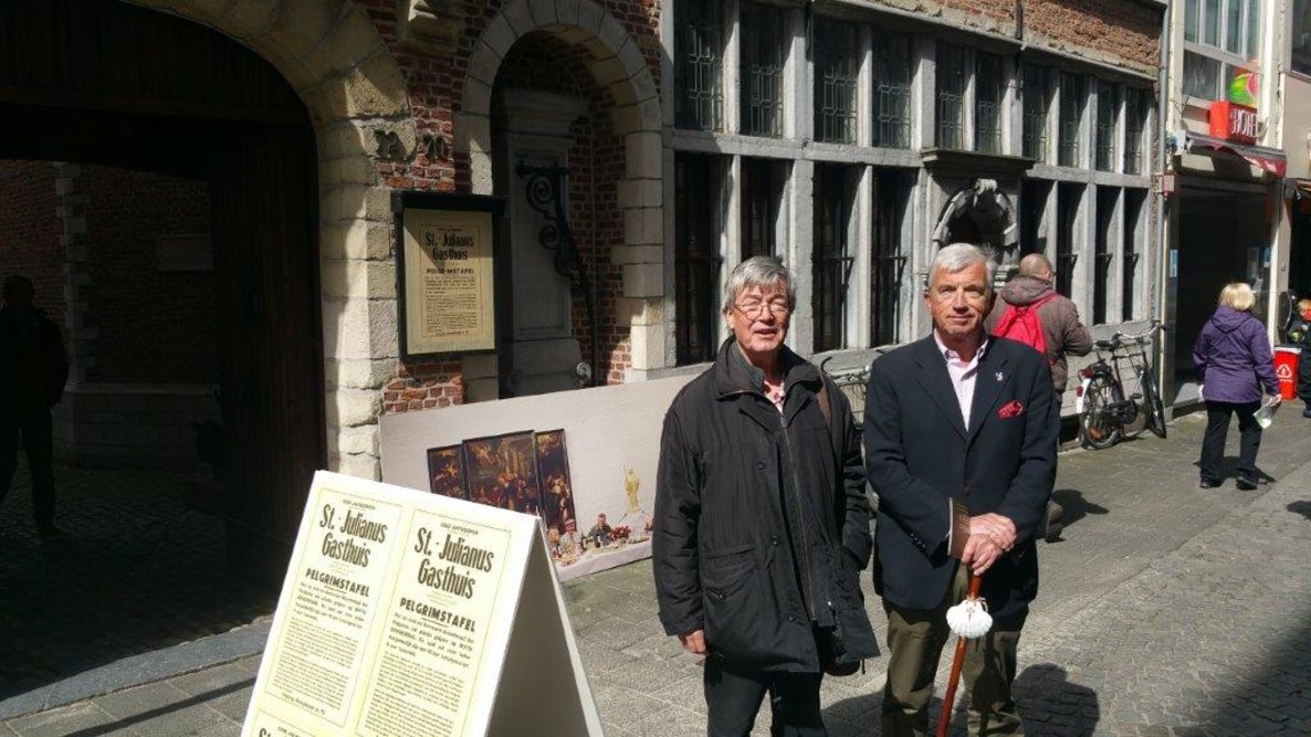 6_tweebestuurdersaandeingangombezoekersteverwelkomen