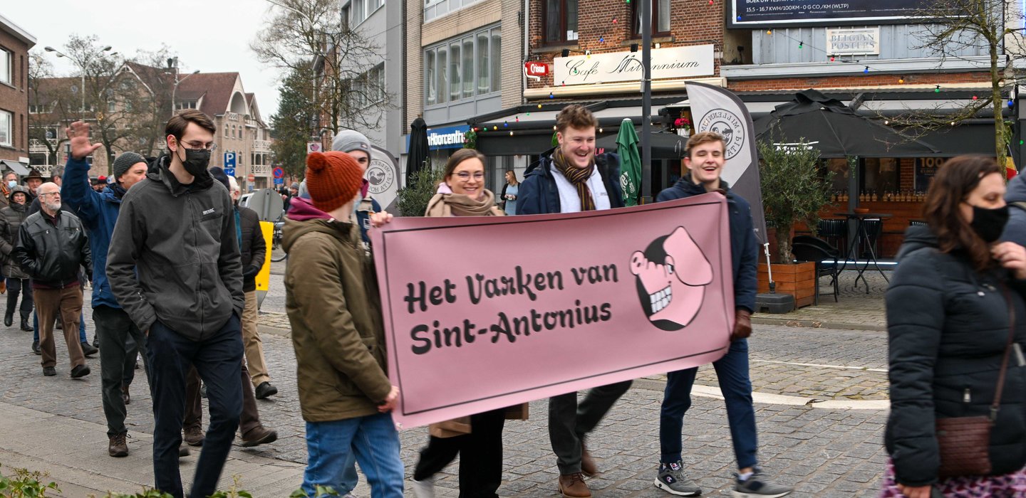 foto_Jeugdhuis_loopt_mee_in_de_processie_Edegem002