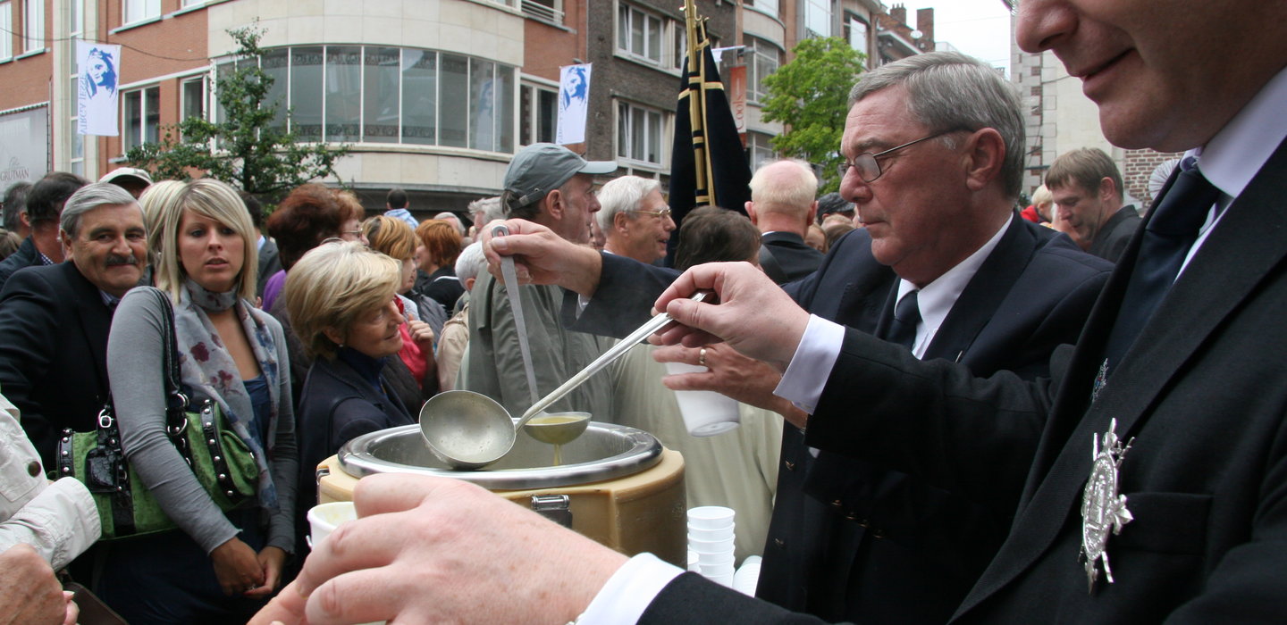 Erwtensoepuitdeling_Virga_Jessefeesten_2010