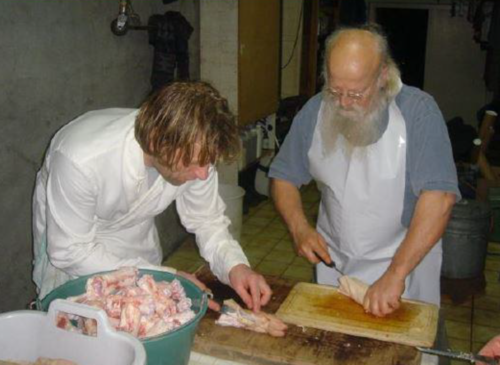 Maken van Terters (varkenspoot) door Orde van de Smoutpot
