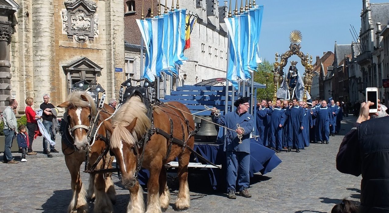 Kopievan16_TS_090_wagen_beiaard_en_OLVbeeld