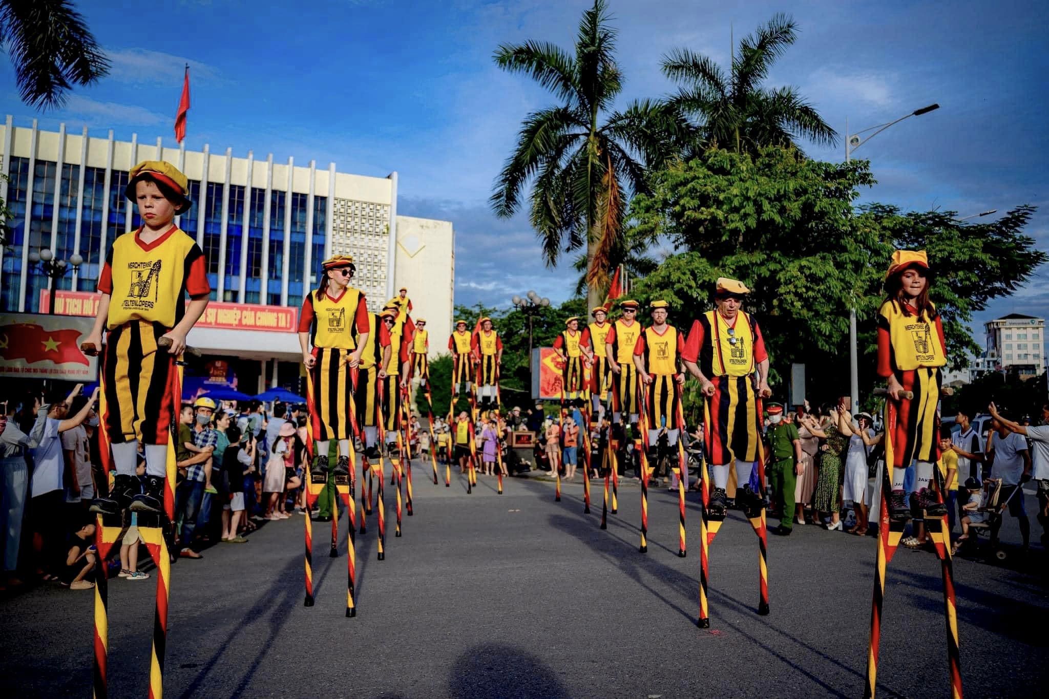 Steltenlopers laten hun kunsten zien in Vietnam.