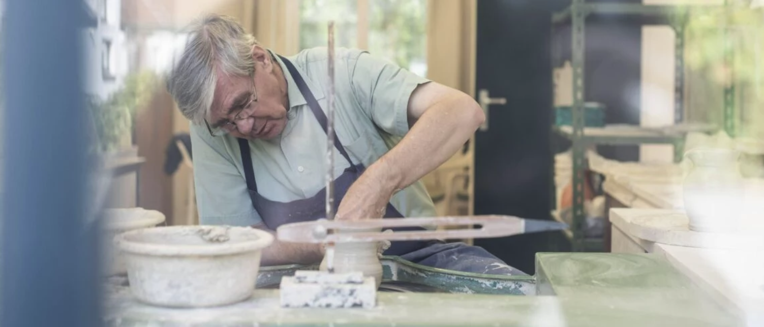 Benedictijnse pater beoefent het vakmanschap van keramiek maken in de abdij te Zevenkerken. - © Femke den Hollander (2023) voor Focus Vakmanschap