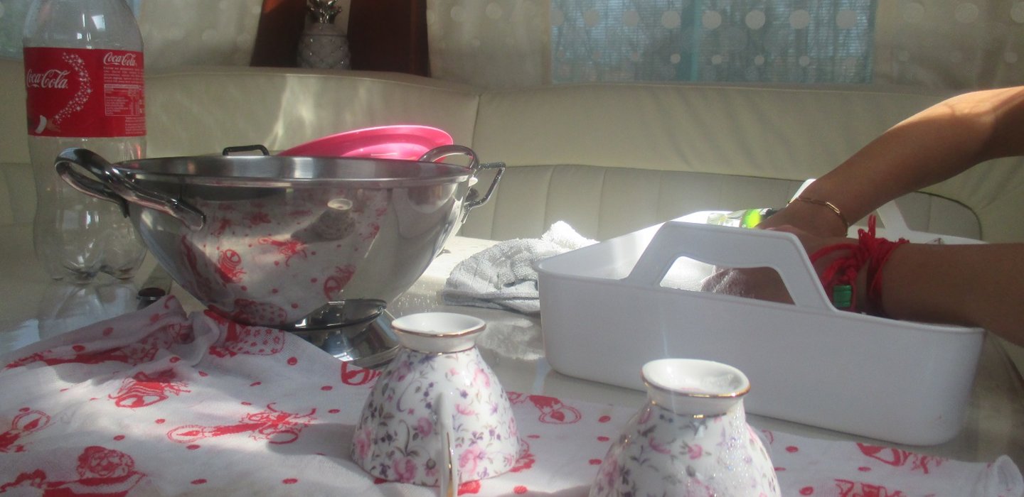 Woonwagencultuur5_koffietassen_wassen