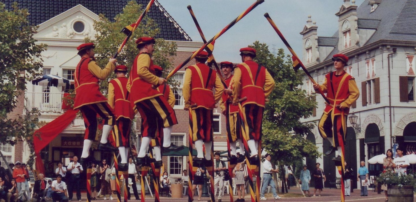 SteltenlopeninMerchtem2_HuistenBosch1996_Japan