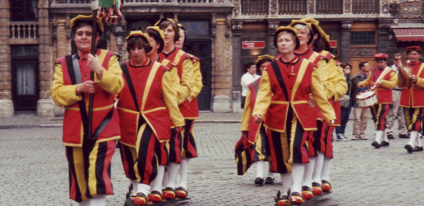 SteltenlopeninMerchtem5_OptredentijdensfeestenMannekenPisopGroteMarktBrussel